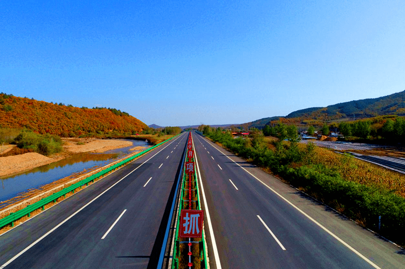 精雕细琢铸精品千锤百炼匠人心吉东项目绿色公路正式通车