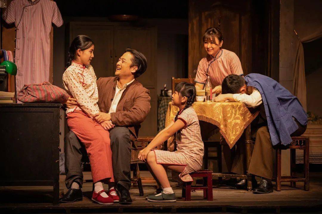 《上海屋檐下》幕后全纪录《上海屋檐下》是夏衍于1937年创作的三幕