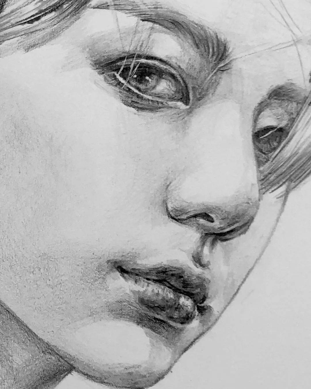 好撩人韩国美女画笔下的素描lisa朴彩英在她笔下画活了