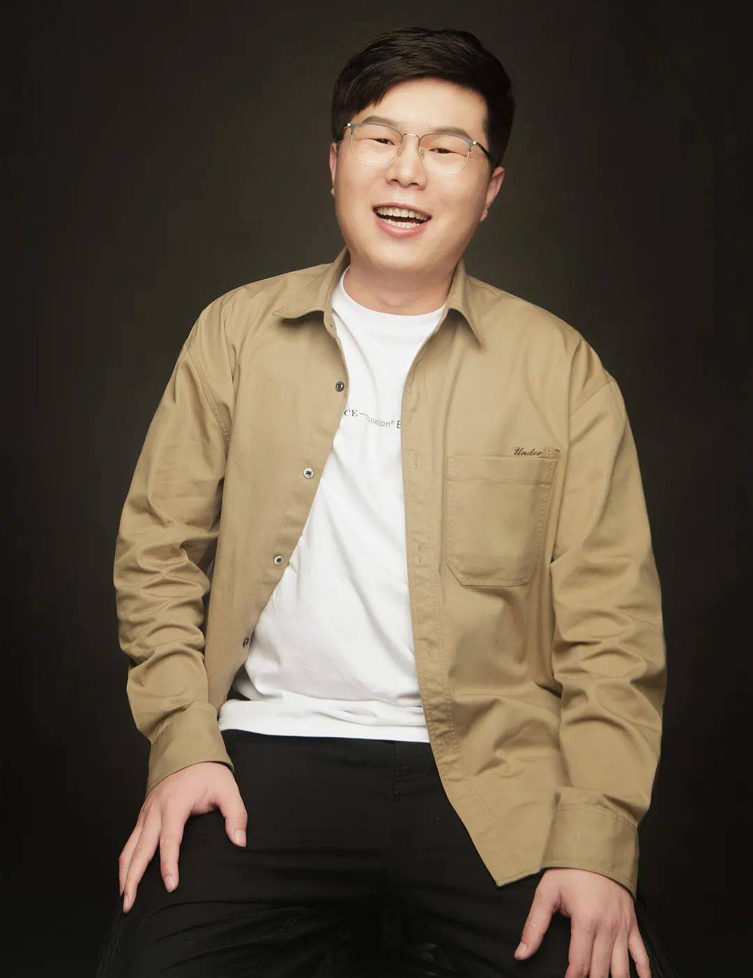 人物名片 |姚康合肥习本设计指导评委:何武贤/唐云晋级项目:《逆光》