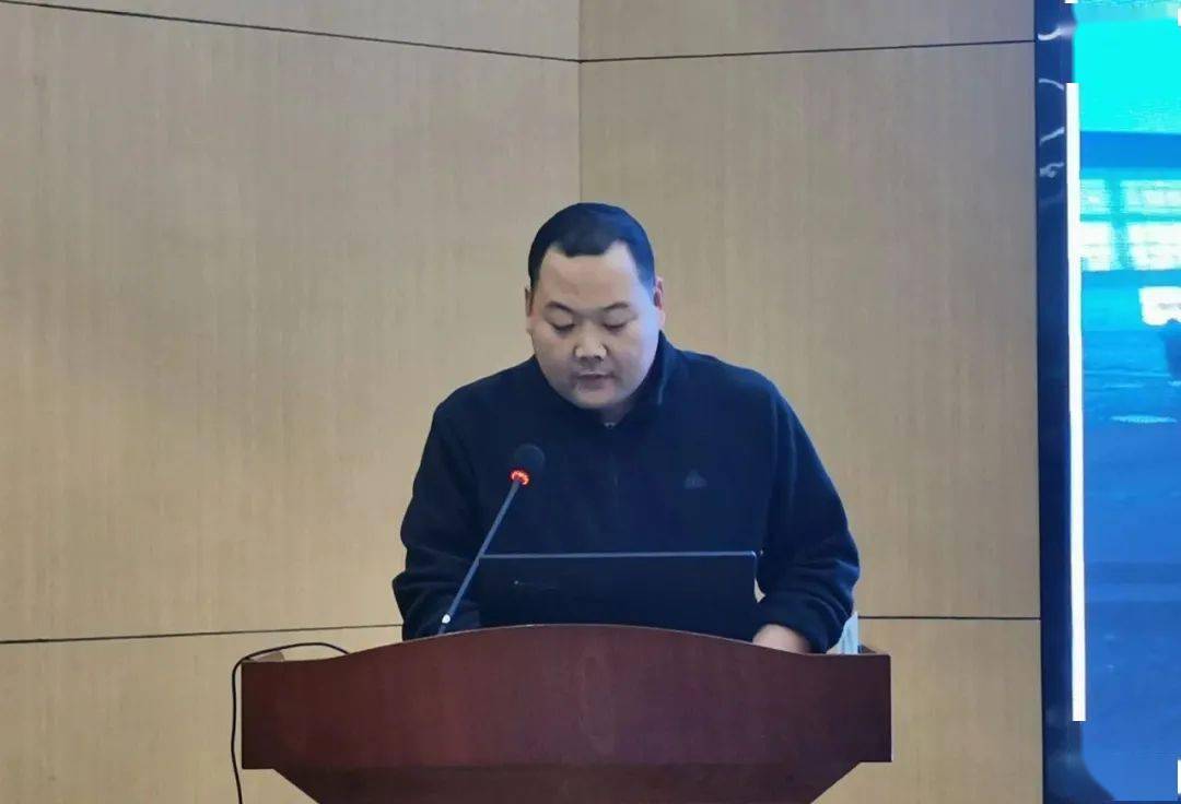 3平邑一中党委书记,校长王继峰以《赏识的力量》作了专题报告.