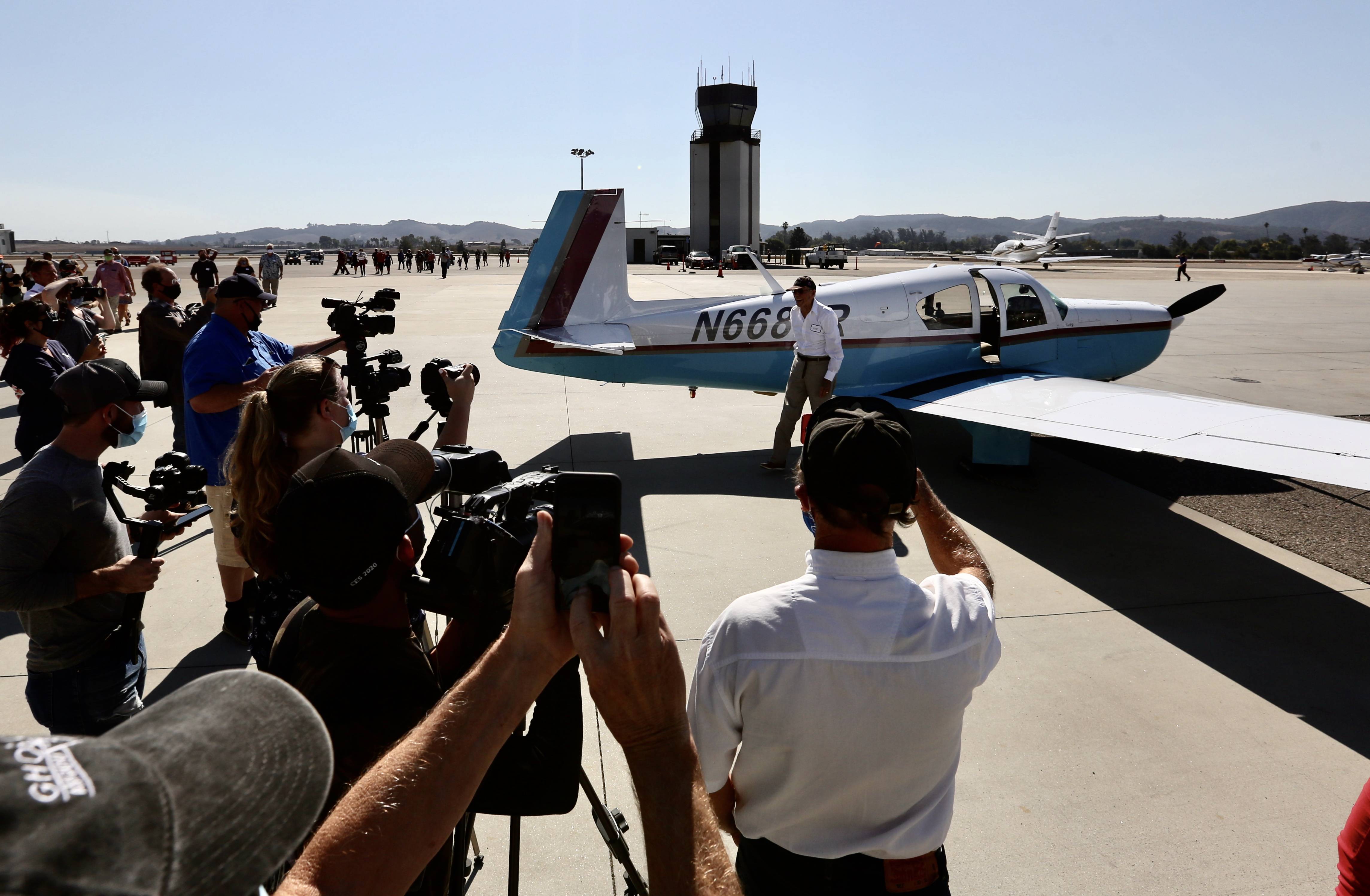 "飞虎队"百岁老兵驾机重上蓝天