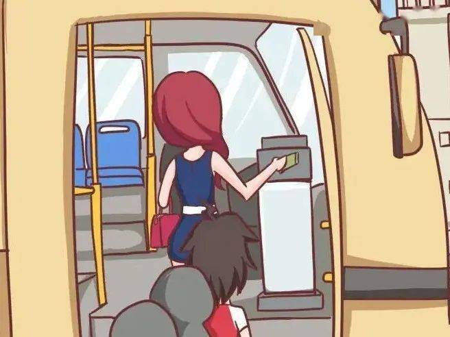 投币人民币五元,一同乘坐公交车并向投币箱内与其三名同事汤某在通化