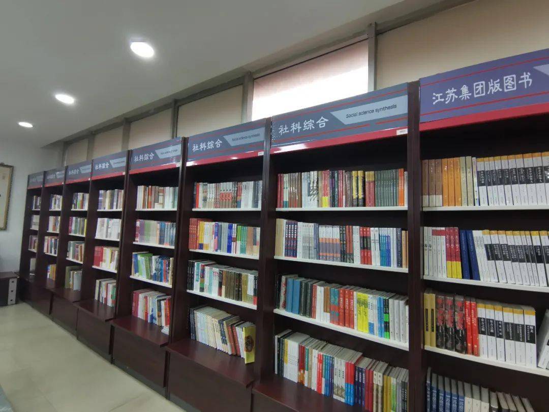 这里虽然没有高大上的装修浓缩着丹阳一代又一代"后浪们"的书香记忆.