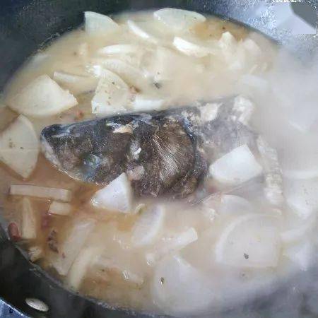 蘿蔔燉魚頭蘿蔔甘甜魚肉鮮嫩是寒冷冬天的一道佳餚