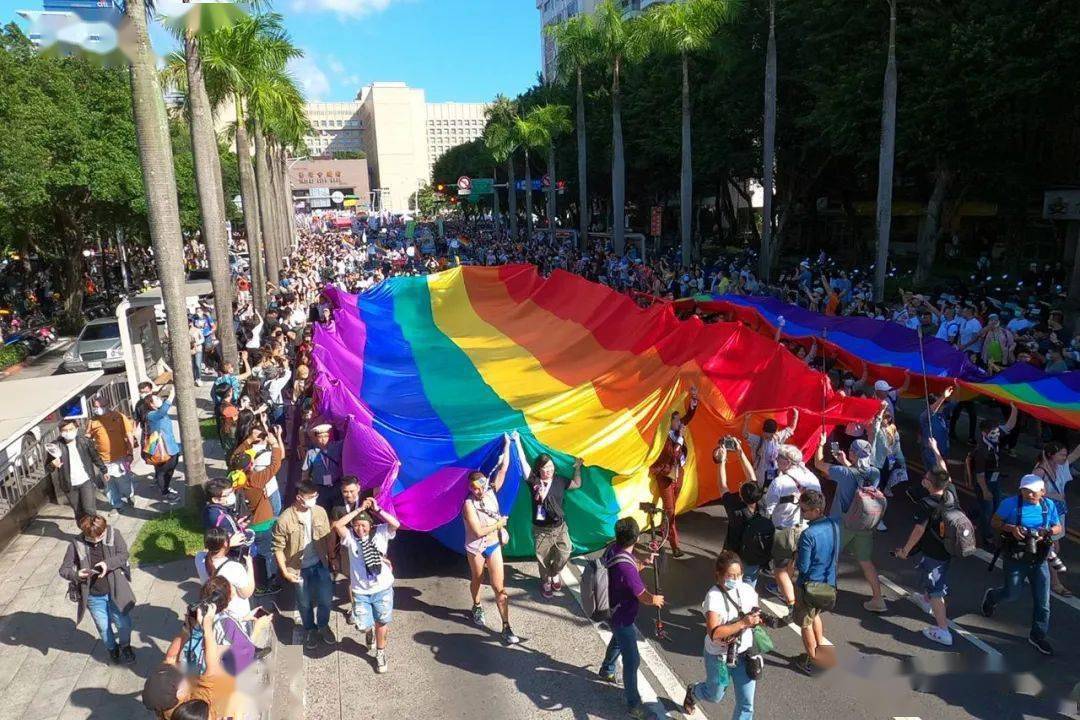 湾湾同志巡游,彩虹太美了!