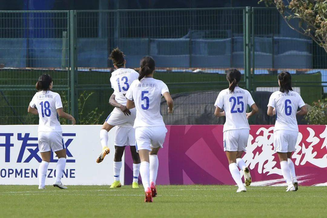 上海女足中共有张馨,唐佳丽,方洁,丁旋,刘洁茹,沈梦雨共6名队员入选.