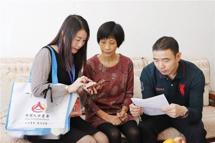 开始点名洛江人口普查员登门拜访啦请大家积极配合