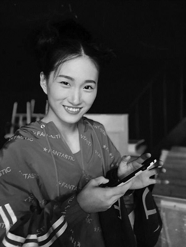 练出8块腹肌的大四女生: 我不是"金刚芭比",我喜欢享受美食_冯丽