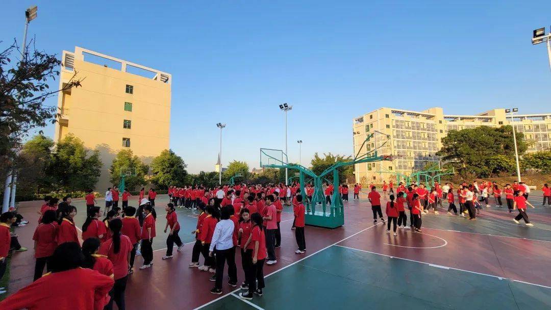 莞美学校高中部青春动起来跳绳展风采