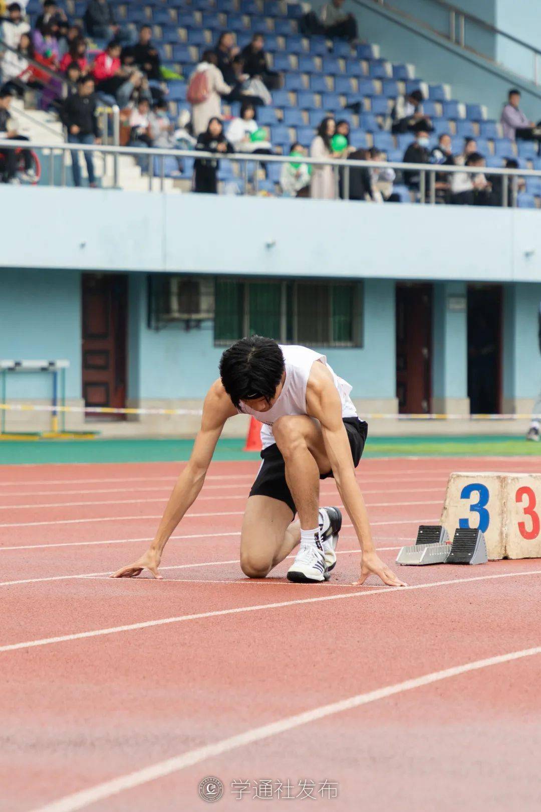 男子400米运动员起跑▲ 男子100米比赛▲ 男子100米运动员起跑