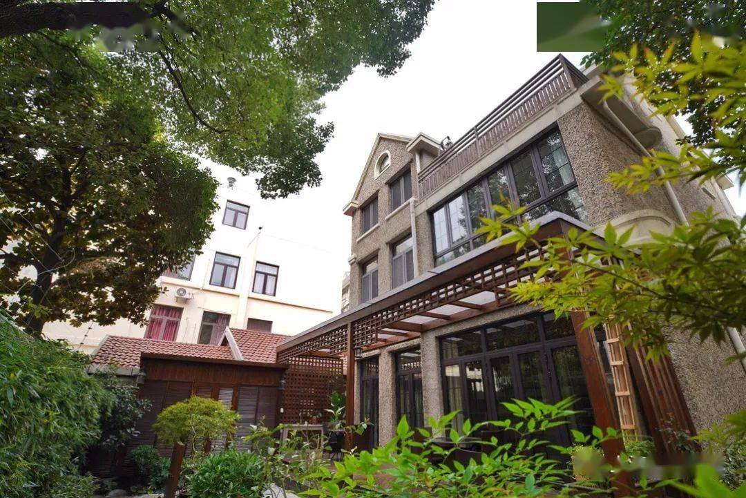 愚园路上宏业花园漂亮的整栋花园洋房75000元每月出租中可停两部车