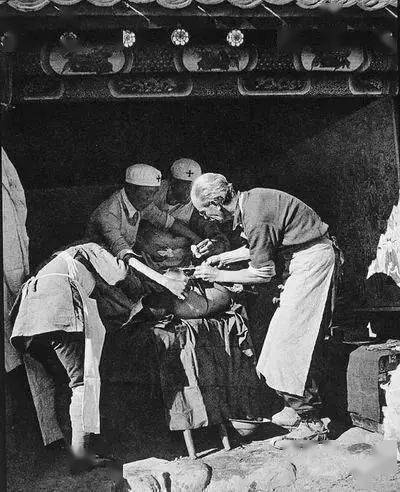 这是一幅为中国人民所熟知的珍贵历史照片,这张照片充分展现了诺尔曼.