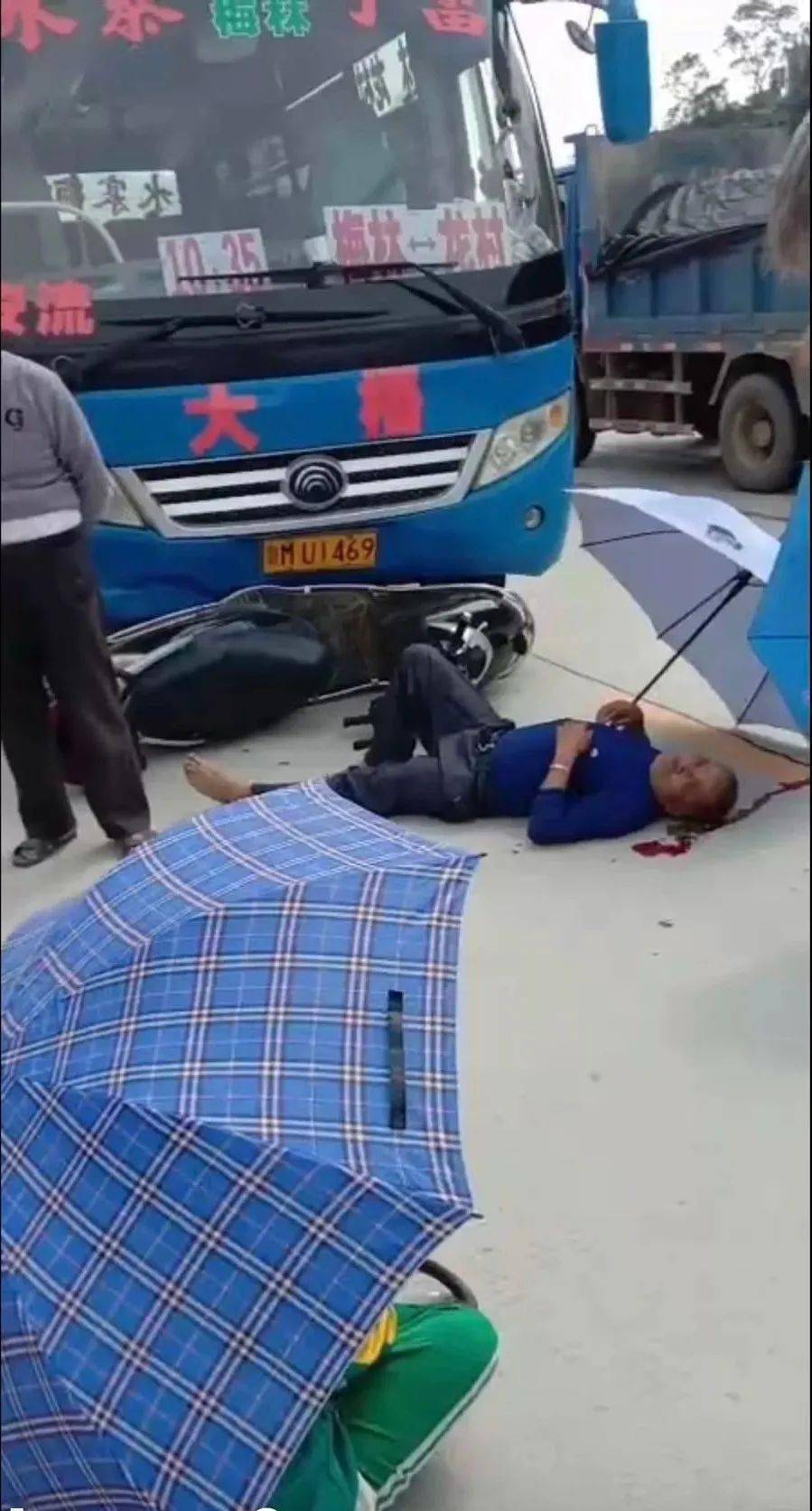 突发五华小客车撞倒老人跟小孩车祸事故