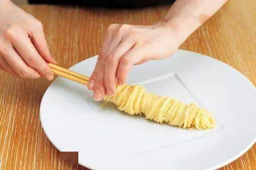 【步骤4】将配料放在卷起的面条上.