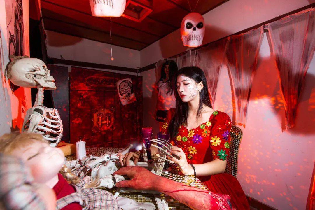 万圣狂欢持续到11月11日鞠躬哥登榜最帅鬼屋npc