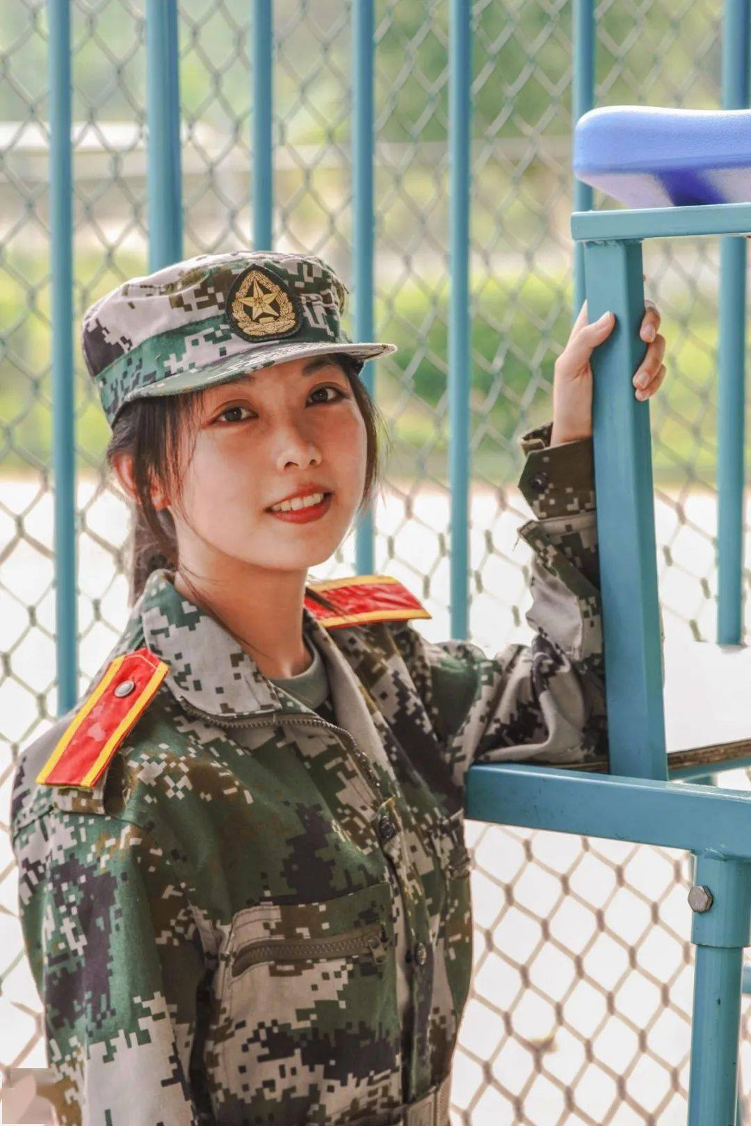 小姐姐让我们来认识几位今日份军训特辑踏上了大学的征程背上行囊不畏