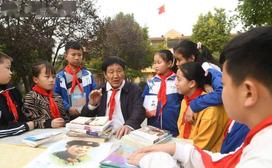 城事界首有个专给孩子讲故事的故事爷爷