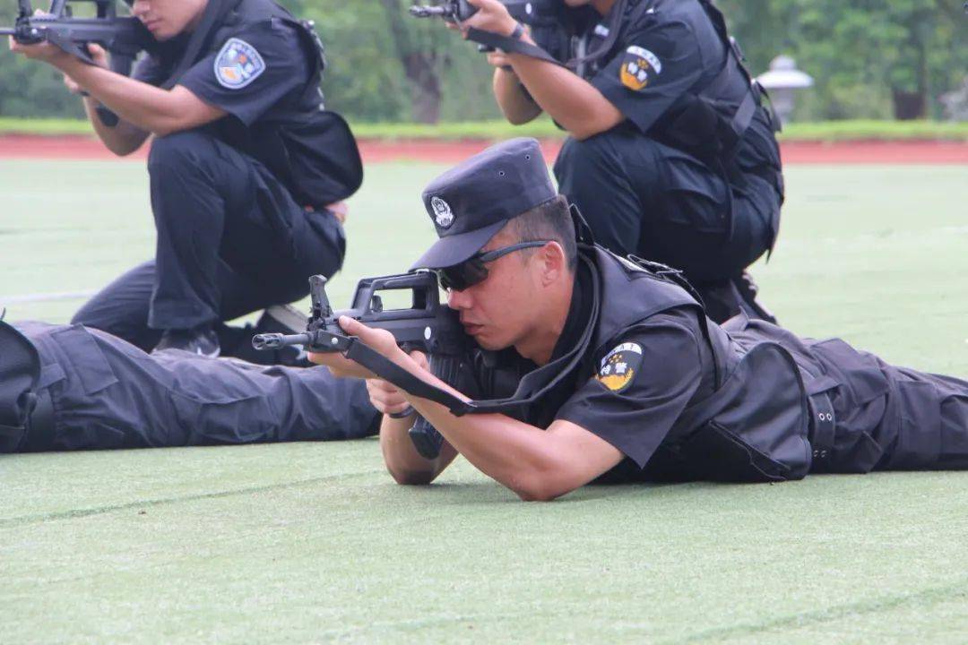 男,32岁,中共党员,江苏镇江人,本科学历,曾在解放军第71702部队服役