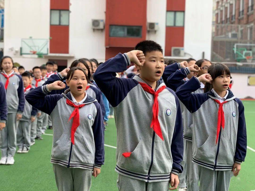人大领巾大  人大责任大 ——上海市霍山学校2020学年少先队换戴大号