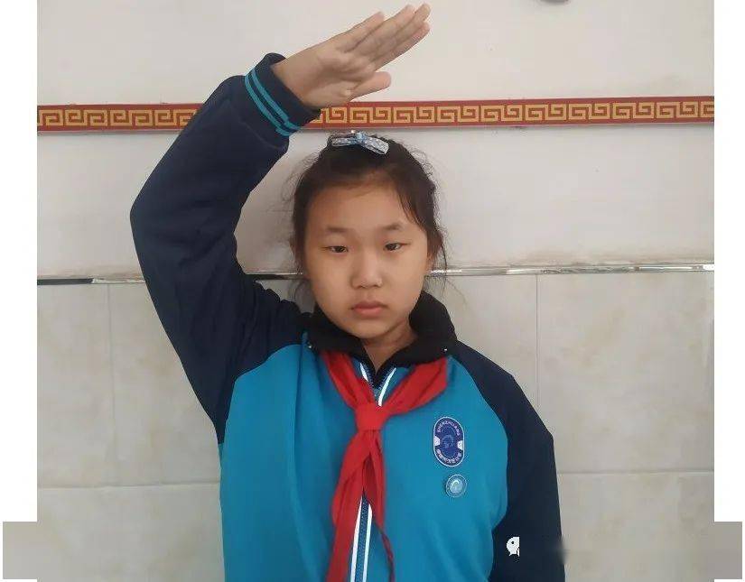 四(3)班佟鹏在学校里,对待老师礼貌有加,与老师的关系和谐融洽,经常