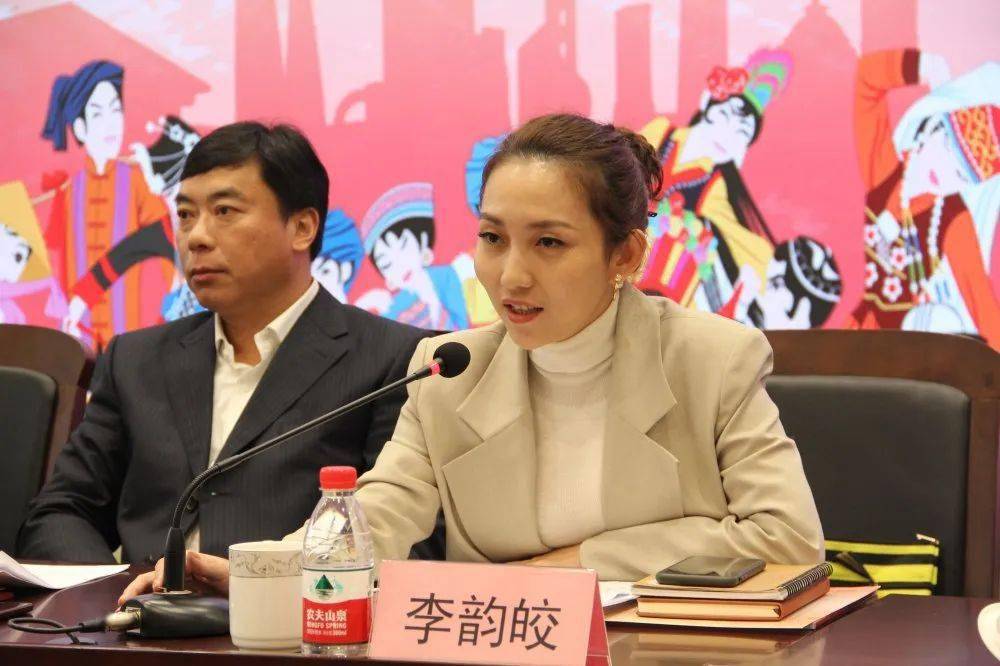 顾问颁发证书张宇艳表示将认真履行民族联职责,与新一届理事共同努力