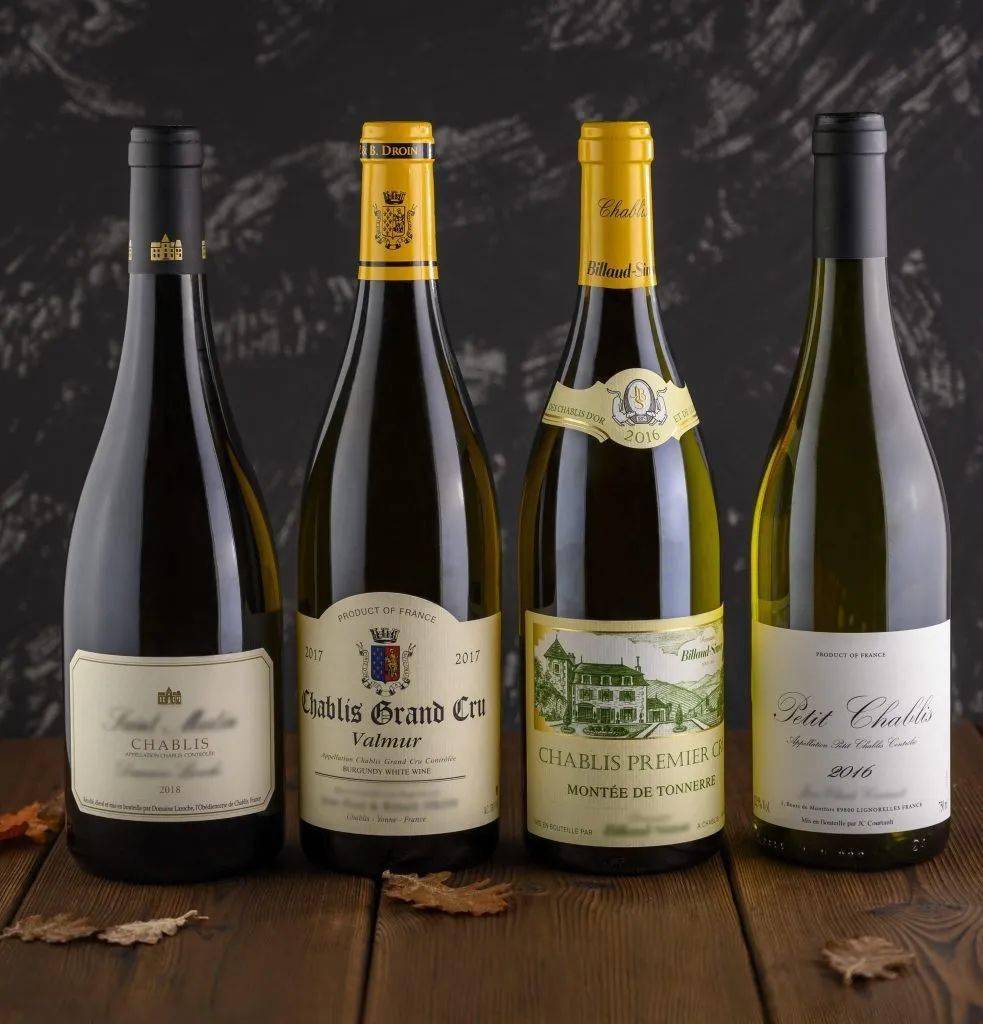 深秋的组合夏布利白葡萄酒和大闸蟹