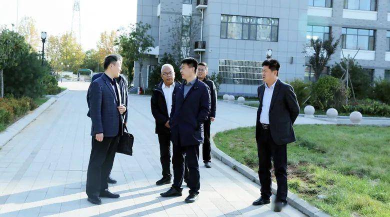 区教体局党组书记,局长刘国兴到章丘一中调研学校管理工作