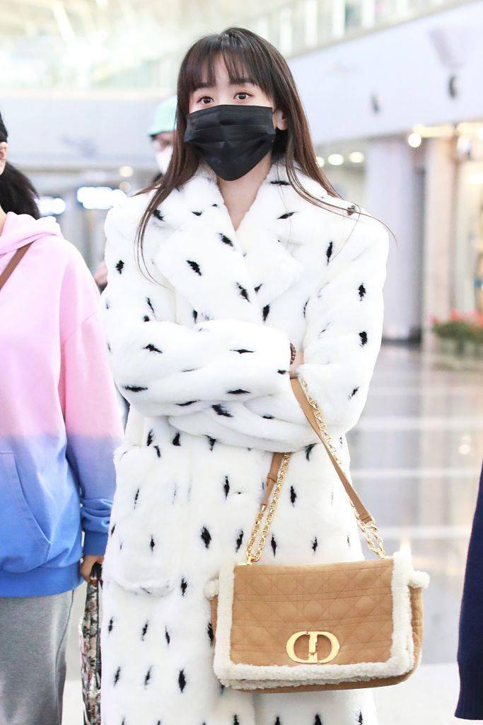 袁冰妍黑白皮草大衣气场十足 长发披肩气质甜美