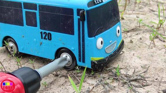 洗车场小公共汽车陷在泥里了