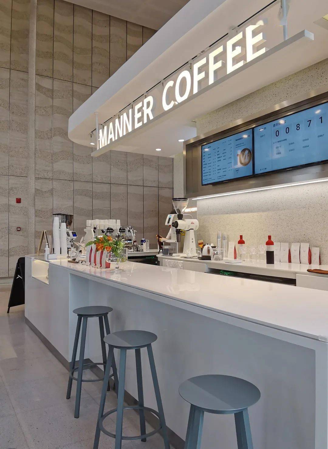 长长的尽头则留出一些客座位,搭配品牌周边如咖啡杯,咖啡豆的展示