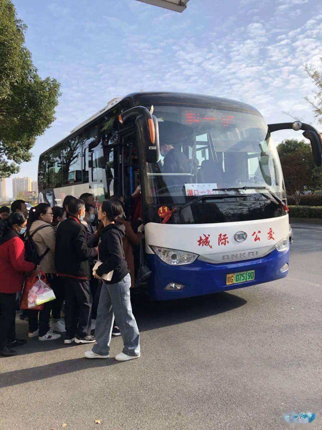 九江至湖口大客车占用公交站点真相是