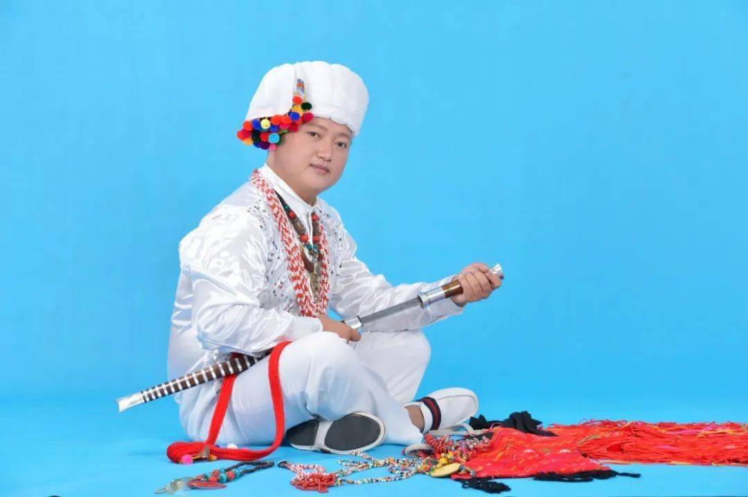 歌词大意:王子树,青山缠绕着细雨白雾.