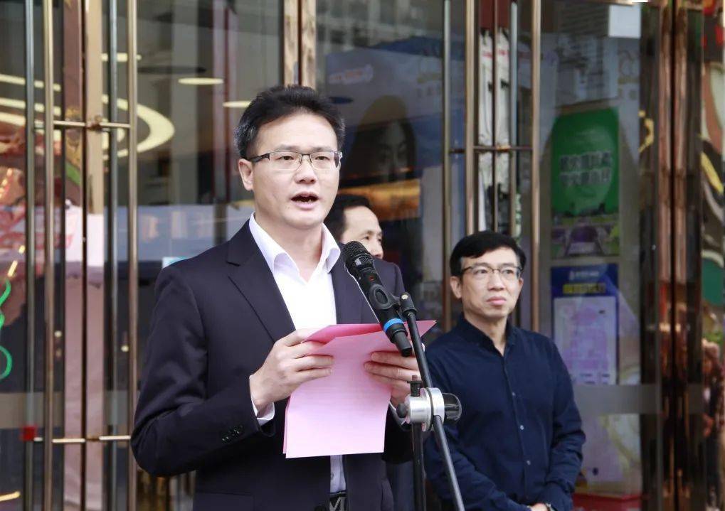 南宁百货党委副书记,总经理覃耀杯讲话黄有异表示,作为少数民族地区的