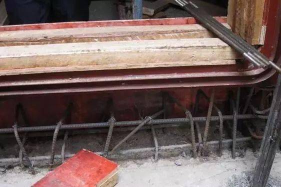 致使活门槛暗梁钢筋方向错误1)活门槛,固定门槛不分常见错误:5,人防