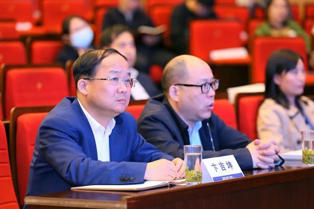 论坛上,开发区党工委委员,管委会副主任蒋叶华,卞吉坤表示,高端装备