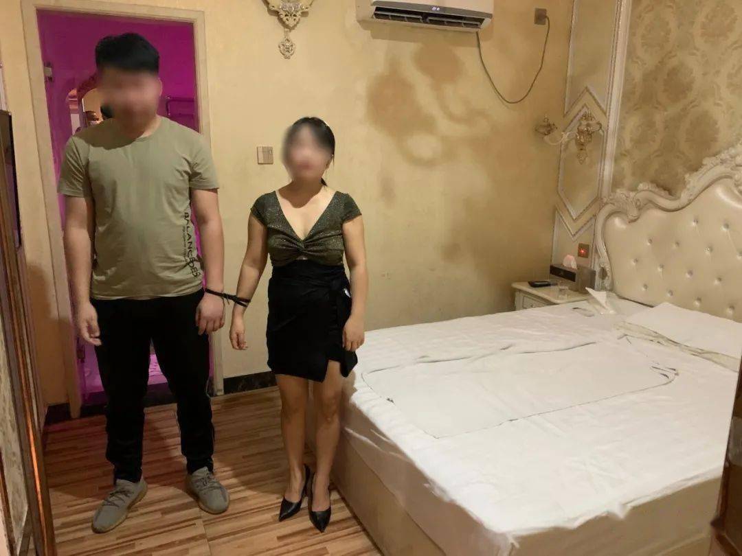 某蓉等人以参股的形式在该酒店内会所以经营沐足,按摩为幌子组织卖淫