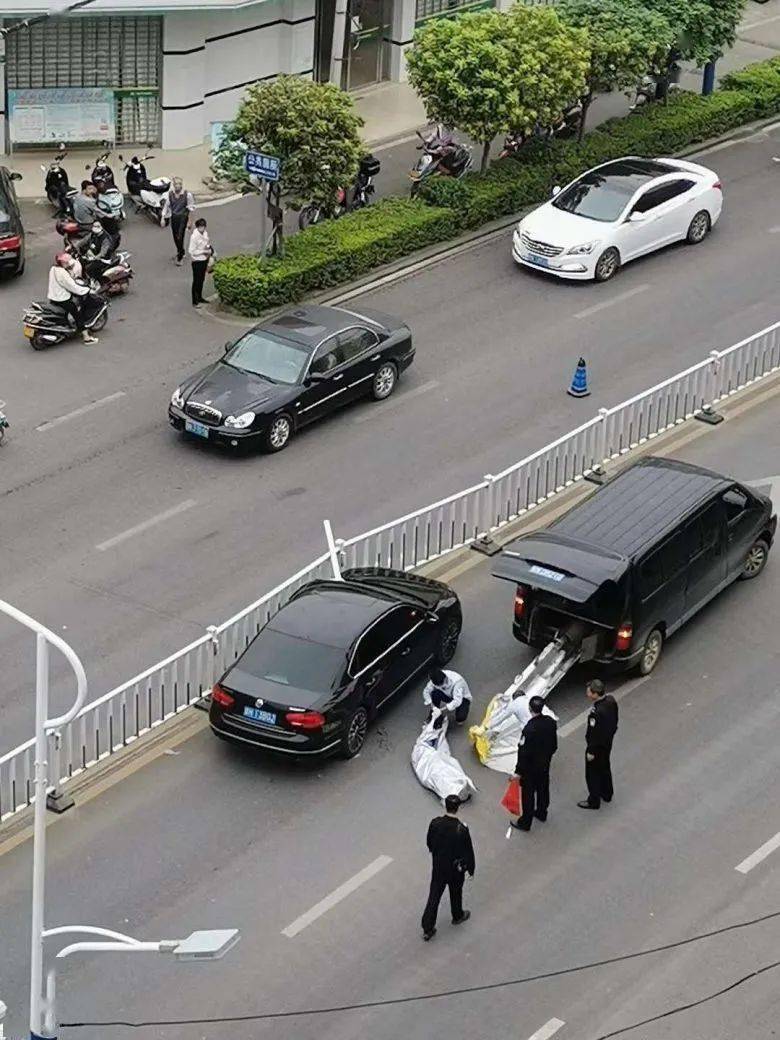 悲剧今早灵山江南路一小车被护栏直插驾驶室司机当场死亡