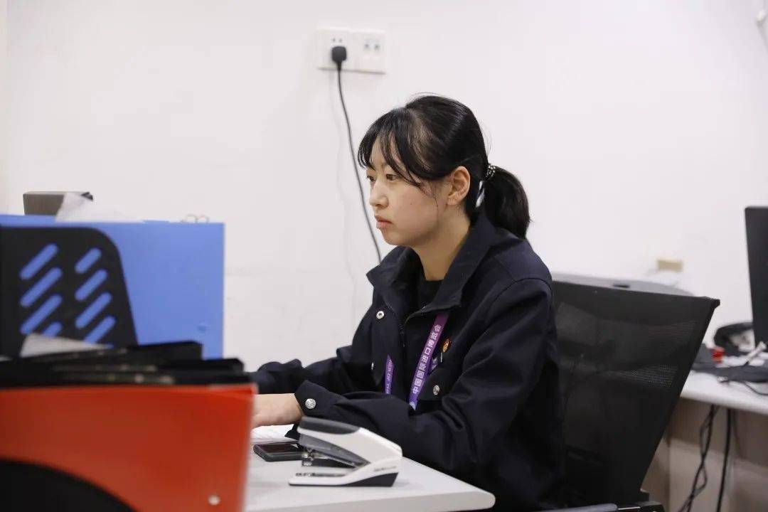 的工作3:30 pm文职辅警赵雯清与勤务辅警周晓栋整理盘点防疫物资库存5