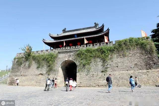 齐以田忌,田婴,田盼为将,孙膑为军师,率军经曲阜,亢父(今济宁),由定陶