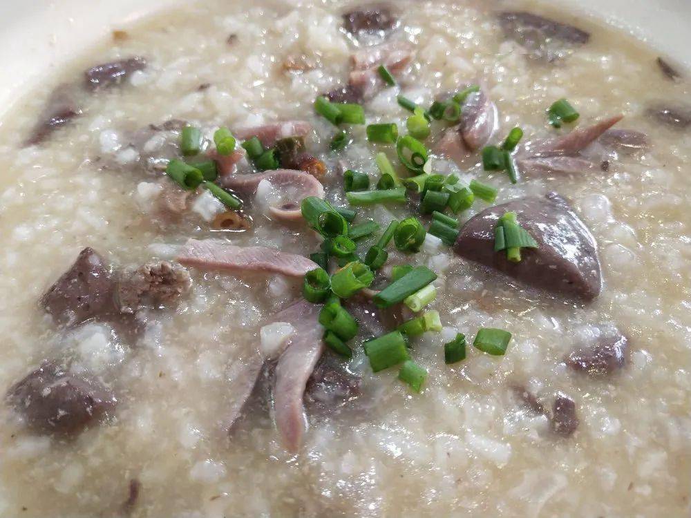 都有新鲜的鹅杂粥在等着你只要肚子饿了无论早中晚在彩姐鹅肉粉鹅杂粥