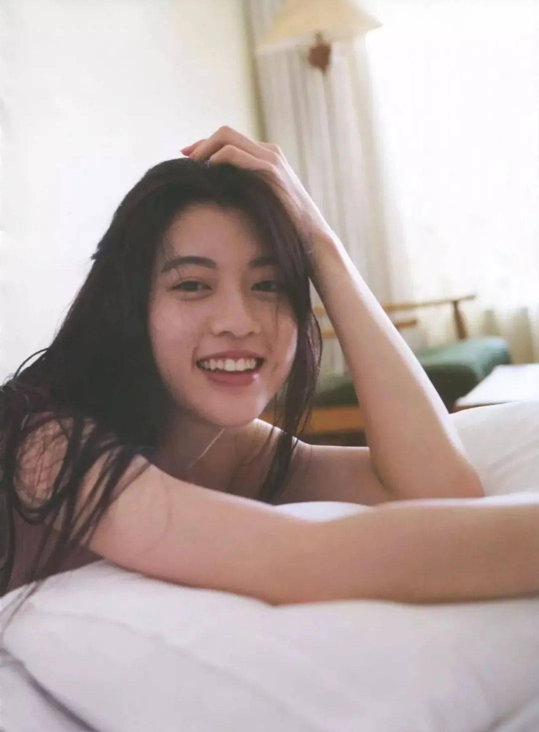 没有人能从三吉彩花的写真里出去