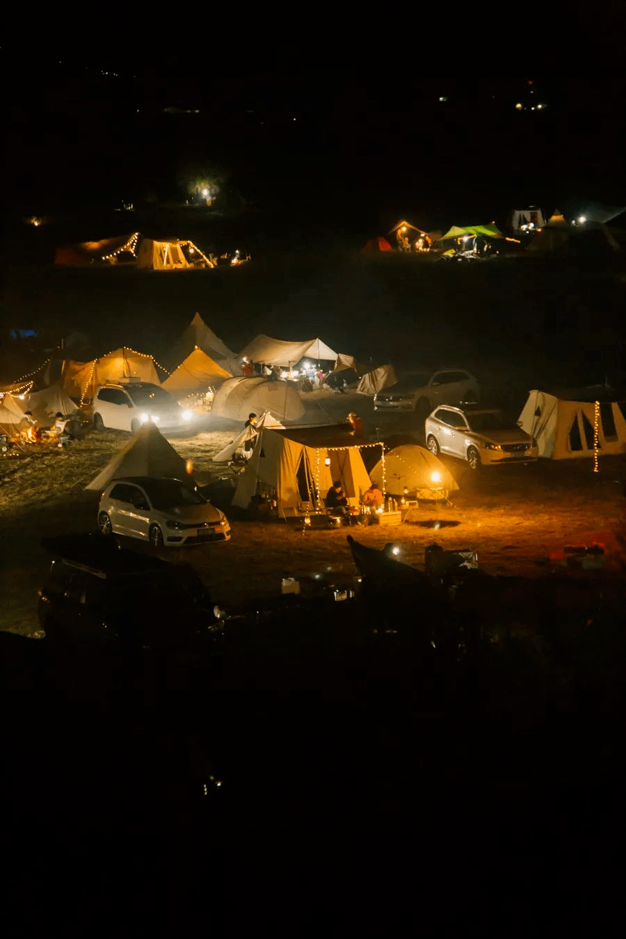 风格露营的夜晚是迷人的,篝火温暖,小伙伴们可以把酒言欢,把工作中的