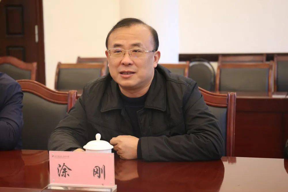 授牌仪式后,西南石油大学地球科学与技术学院副院长,博导范翔宇在学术