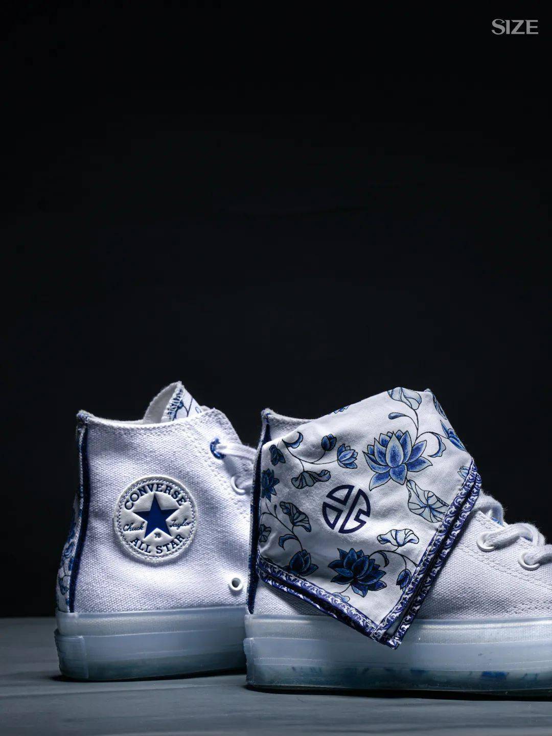 提及中国风球鞋这双青花瓷绝对占有一席之地