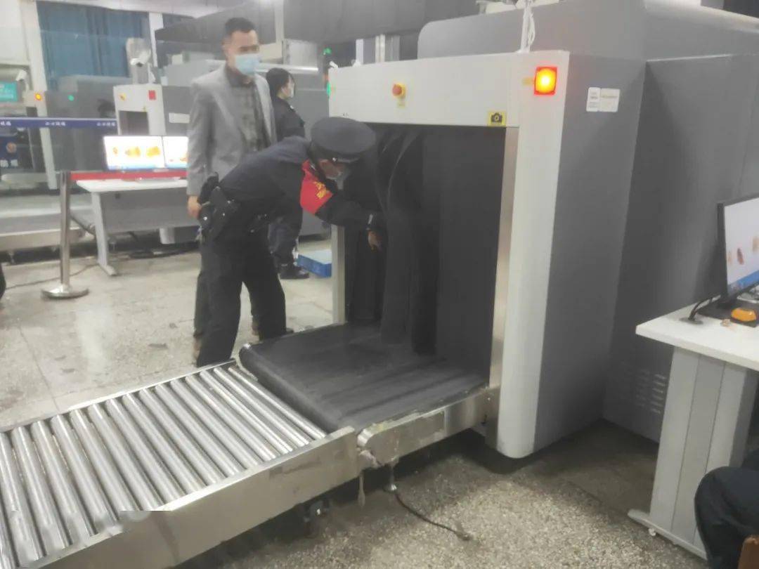 后通过安检仪时,该首饰盒从手提袋内滑出,掉落在安检仪传送带边缘处