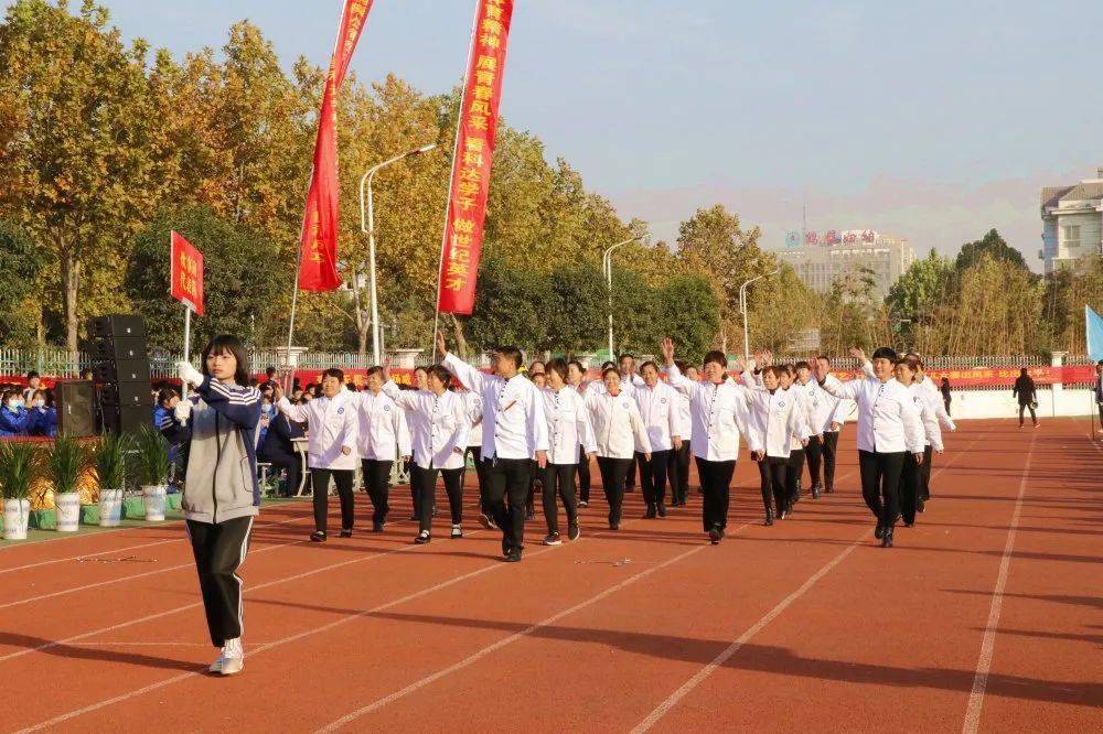 前方高能鹤壁科达学校校本部第六届田径运动会开幕式有点燃