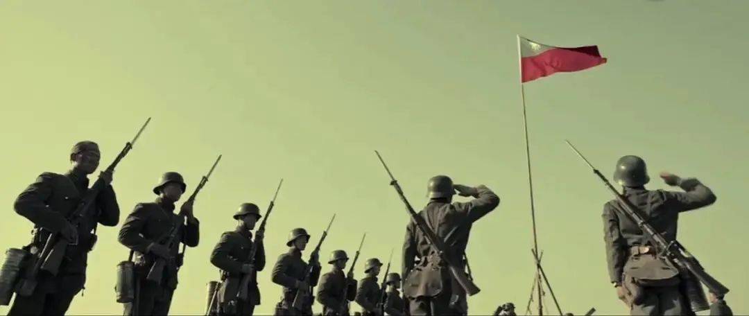 《八佰》取材于1937年淞沪会战末期,八百壮士留守四行仓库,顽强抗战四