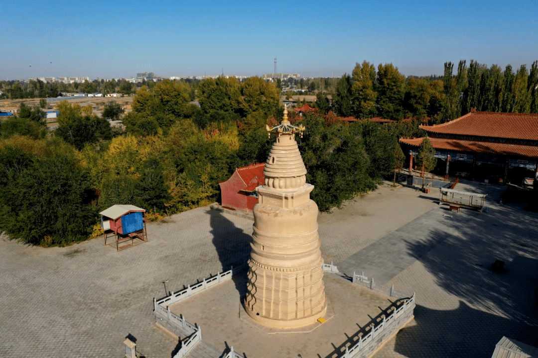 塔院寺金塔位于金塔县金塔镇塔院村东南300米处,占地面积225平方米,始