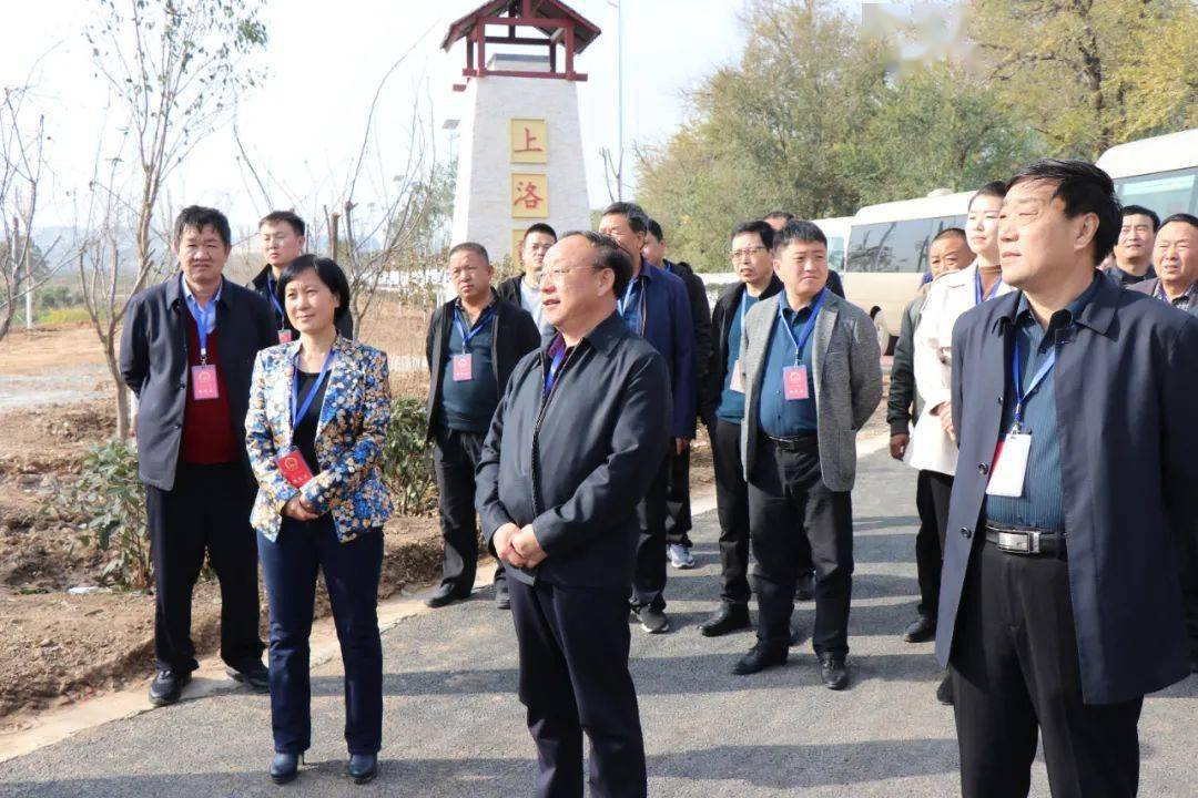 洺远村观摩农村人居环境整治工作11月6日,市人大常委会主任邢乃玉带队